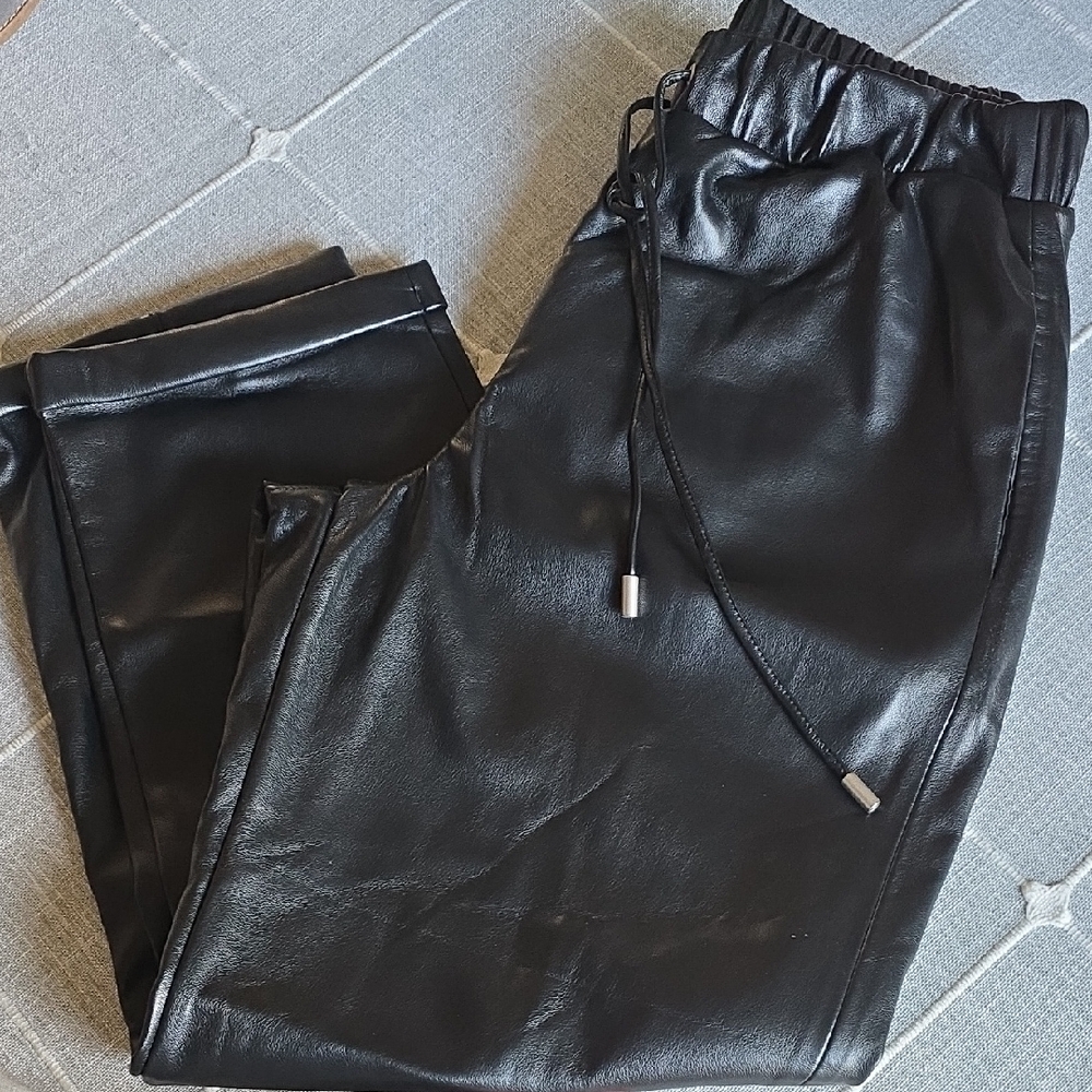 Evereve Women's Black Cropped Leather Pants